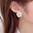 Luxu-Brass-Shell-Flower-Minimalist-Stud-Earring-1-1.jpg