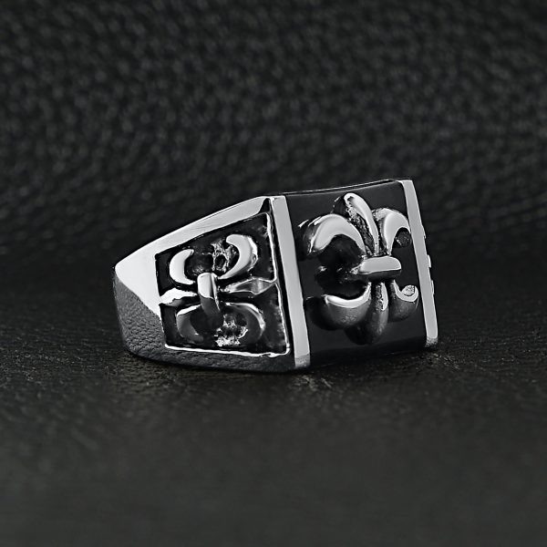 SCR3040-Detailed-Fleur-De-Lis-Stainless-Steel-Polished-Ring-Lifestyle-Side_61509515-b32e-46c8-bcac-86e66e2509e0.jpg