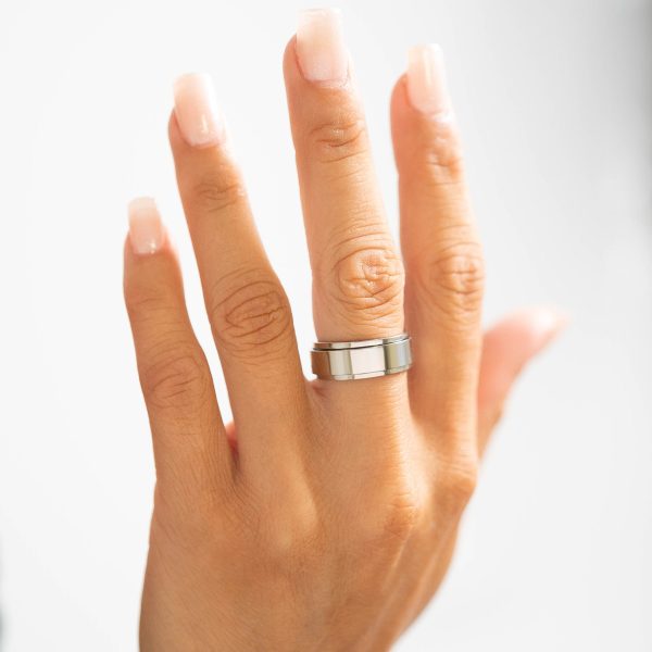 SRJ0004_STAINLESS-STEEL_SPINNER-RING_LIFESTYLE_2.jpg