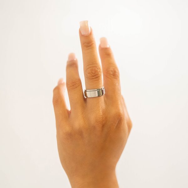 SRJ0004_STAINLESS-STEEL_SPINNER-RING_LIFESTYLE_3.jpg