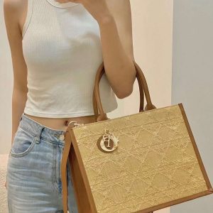 𝗗𝗜𝗢𝗥 𝗯𝗼𝗼𝗸 𝘁𝗼𝘁𝗲 bag